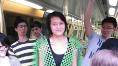 Preplnený autobus? Vďaka takejto veste sa na vás už nik nebude lepiť