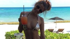 Tatarova sexy priateľka v úsporných bikinách. Menšie už byť nemohli