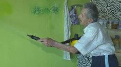 Nájomnú bytovku v Leviciach zamorili ploštice. Dôchodcovia majú všade štípance a strach ísť si ľahnúť