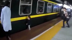 VIDEO: Dievčatko sa potulovalo po nástupišti, spadlo do medzery pod vlak