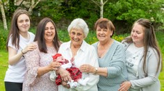 Seniorka má neuveriteľných 90 vnúčat a pravnúčat. V jednej rodine žije súčasne šesť generácií