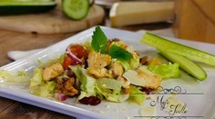 Šalát s kuracími kúskami a horčicovo-medovým dresingom