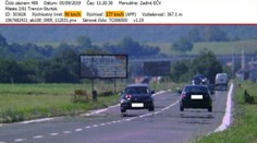 Päťkrát prekročil rýchlosť, no vodičák má stále. Stačí mať pri sebe tučnú hotovosť