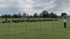 Bezmála dvesto utečencov sa dnes v noci usadilo na futbalovom ihrisku v obci Lesenice