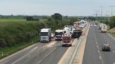 Prevrátil ho vietor? Diaľnicu D1 do Bratislavy zablokoval kamión