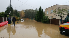 FOTO: Kritická situácia v obci Paňovce na východe Slovenska. Voda zaliala cesty aj domy
