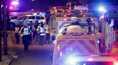 Britskí záchranári vyslobodili z rozhorúčeného nákladného auta 16 cudzincov