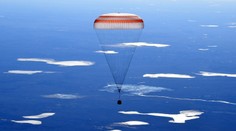 Trojica astronautov z ISS sa bezpečne vrátila na Zem