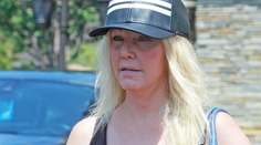 Uf, toto je hviezda Melrose Place? Spuchnutá a doškrabaná Heather Locklear