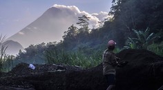 Indonézske úrady zvýšili stupeň ohrozenia v okolí prebudenej sopky Merapi