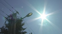 Obec na Zemplíne má kuriózny problém. Pouličné lampy svietia celý deň a nikto ich nevie vypnúť