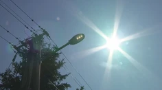 Obec na Zemplíne má kuriózny problém. Pouličné lampy svietia celý deň a nikto ich nevie vypnúť