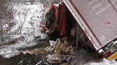 Akoby zázrakom vyšiel šofér z tohto kamióna po svojich