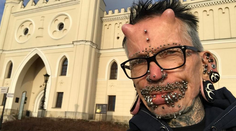 Rolf má na pohlavnom orgáne 278 pírsingov. Opísal, aký má sex