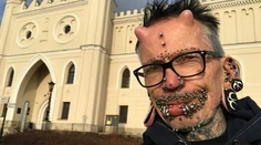 Rolf má na pohlavnom orgáne 278 pírsingov. Opísal, aký má sex