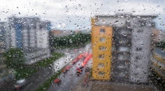 Výdatný dážď sa už prejavuje. V týchto oblastiach hrozia povodne