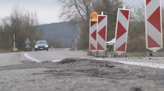 Mimoriadna situácia pri Nitre. Jediná cesta do neďalekej obce sa pretrhla a môže sa kedykoľvek zosunúť