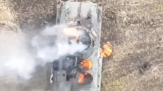 VIDEO: Zásah do čierneho. Bomba ukrajinského dronu vletela priamo dovnútra ruského obrnenca