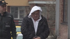 Po diaľnici sa rútil šialenou rýchlosťou a nafúkal takmer 2,5 promile. Cestného piráta priviedli na súd v putách