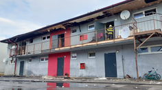 Bytový dom v Krajnej Bystrej zachvátili plamene. Mladé dievča vyskočilo pred ohňom z okna, zranil sa aj starší muž