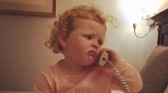 Malé dievčatko vás dostane do kolien: Jej imaginárny telefonát s babičkou je úžasný