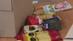 Potravinové balíčky začali distribuovať. Pozrite sa, čo všetko obsahujú