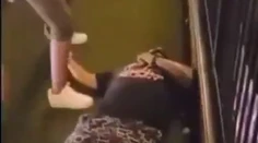 VIDEO: Hovoril do mikrofónu a zrazu spadol na zem. Raper zomrel priamo počas vystúpenia