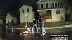 Brutalita americkej polície na videu: Afroameričanovi dali na hlavu kuklu a zadusili ho