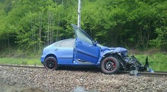 Pri Ružomberku sa zrazilo auto s vlakom, vodič má len odreniny