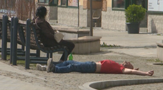 Pľutie na ľudí, močenie či súlož na verejnosti. V Nitre zakročili proti alkoholu na uliciach