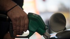 Nafta pokračuje v spanilej jazde. Opäť zlacnela