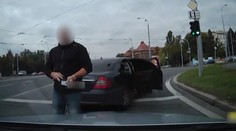 Policajtov v civile upozornil na agresívnu jazdu, oni na neho vytiahli zbraň