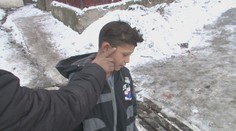 Chlapec (15) polial horľavinou vetrovku kamarátovi (11) a zapálil ju. Obhoreli mu aj vlasy