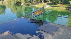 Na Vajnorských jazerách nalial niekto nad hladinu neznámu tekutinu