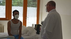 Mladý Pakistanec zo záchytného tábora ochorel na tuberkulózu. Je bez poistenia, no liečiť ho musia