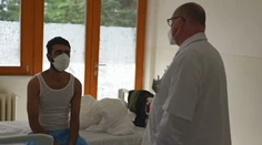 Mladý Pakistanec zo záchytného tábora ochorel na tuberkulózu. Je bez poistenia, no liečiť ho musia