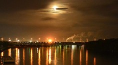 Fotil odraz svetiel v Dunaji. Keď si fotku prezrel detailnejšie, zistil, že zachytil tragédiu