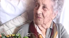 Žiť bez starostí v spojení s rodinou a priateľmi. Najstarší človek na svete prezrádza svoj recept na dlhovekosť