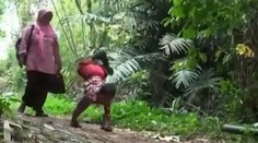 Hendikepovaný chlapec (8) chodí do školy tri kilometre po náročnom teréne. Po rukách