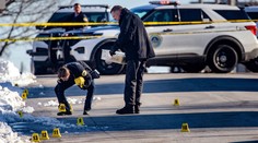 Pred strednou školou v Iowe postrelili troch tínedžerov, jeden zomrel