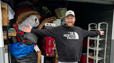 Neuveriteľné šťastie. Muž kúpil sklad za pár drobných, našiel mnoho nových vecí s obrovskou hodnotou