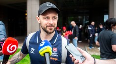 Prečo nechodia pešo? Slováci to na štadión majú len pár krokov, napriek tomu ich vozieva autobus