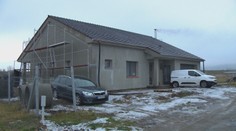 Postavili si domy, no bývať v nich nemôžu. Na elektrinu čakajú dlhé mesiace