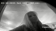 Policajti hľadajú blondínku z videa. Zabudla na kamery v bankomate