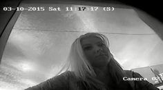 Policajti hľadajú blondínku z videa. Zabudla na kamery v bankomate