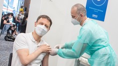 Premiéra E. Hegera v sobotu zaočkovali prvou dávkou vakcíny od AstraZeneca