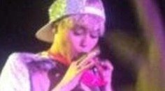 Miley Cyrus si strčila do úst nohavičky od fanúšičky!