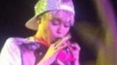 Miley Cyrus si strčila do úst nohavičky od fanúšičky!
