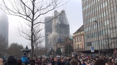 Video z unikátnej demolácie. Naživo ju videlo 30-tisíc zvedavcov