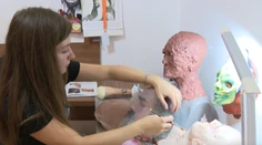 Umelecká maskérka vyrába masky, z ktorých behá mráz po chrbte